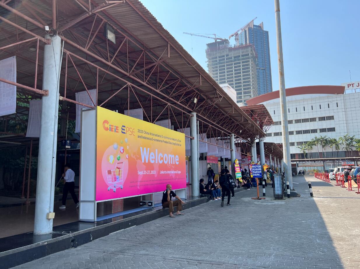 Owayboard portable interactive whiteboard participated in the 2023 China International E-commerce Industry Expo and Indonesia Selection Exhibition