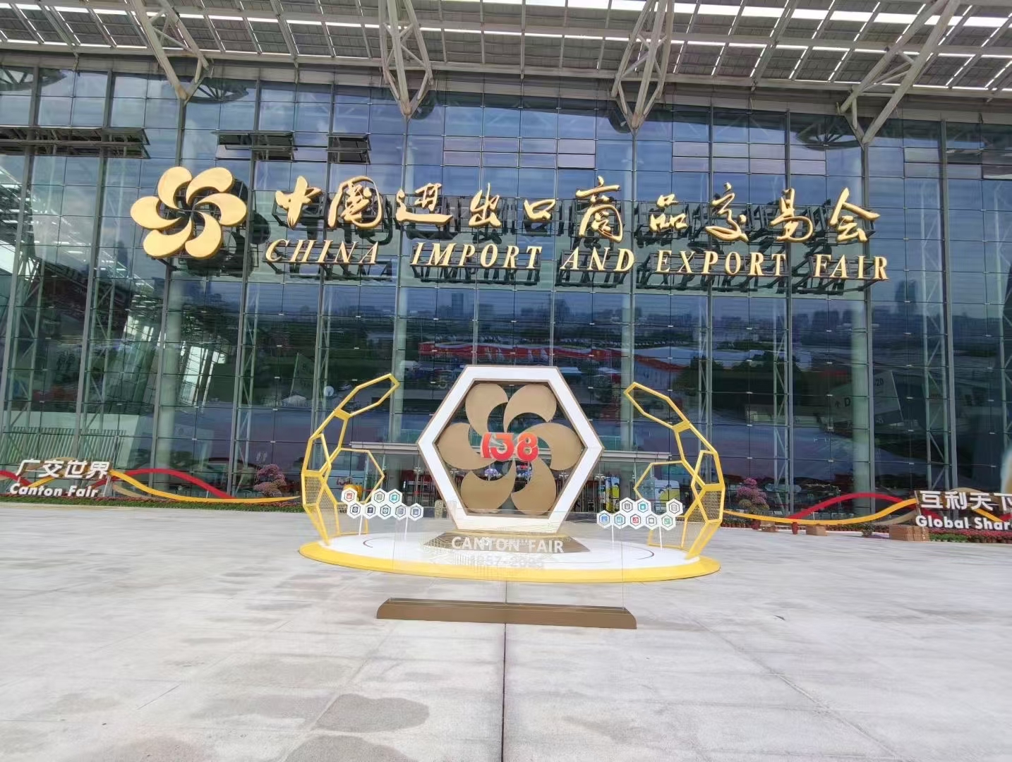 Top Smart appeared at the 138th Canton Fair with three core products. China's intelligent manufacturing has won the favor of global merchants